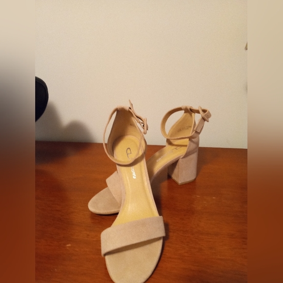 NIB CL by Laundry Jody Buckle Dressy Block Heel - Picture 9 of 12